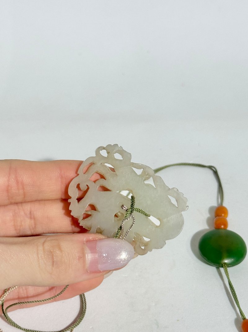 元或明 灰白玉龍紋墜 仿翠玉玻璃、蜜蠟珠 | A RETICULATED WHITE JADE 'DRAGON' PENDANT - 图2