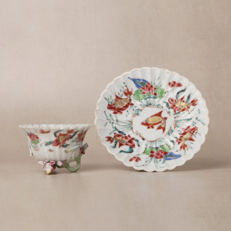清雍正 粉彩荷塘金魚紋盃及小盤 | Santos Collection | A Chinese export famille-rose 'carp and lotus' cup and saucer, Qing dynasty, Yongzheng period - 图1