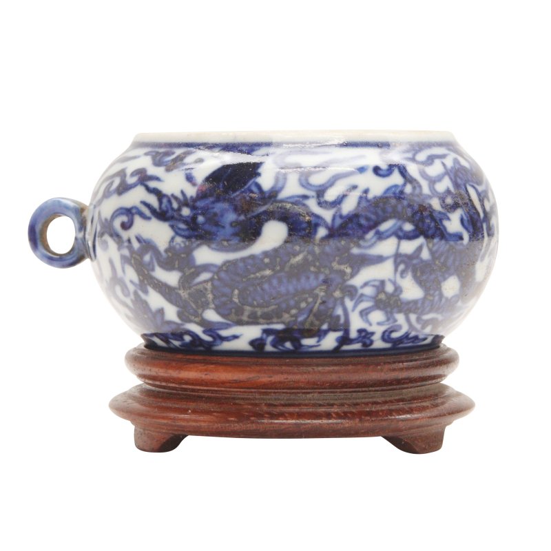 十九世紀 青花雲龍紋鳥食罐 《大明萬曆年製》款 | A Chinese Ming-style blue and white bird feeder, 19th century - 图2