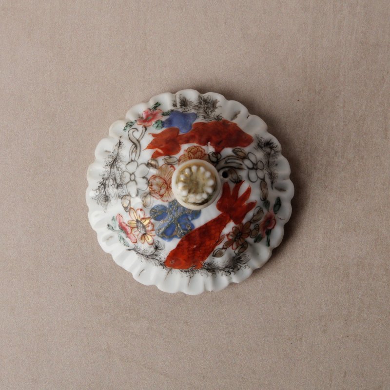 清雍正 粉彩魚藻紋蓋壼 | Santos Collection | A Chinese export famille-rose 'fish pond' teapot, Qing dynasty, Yongzheng period - 图6