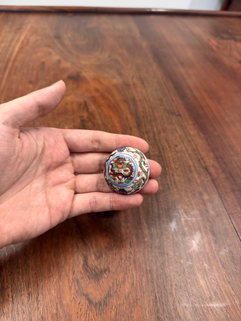 十八/十九世紀 五彩雲龍紋圓小蓋盒 《大明萬曆年製》款 | A small Chinese wucai 'dragon' box and cover, 18th/19th century - 图14