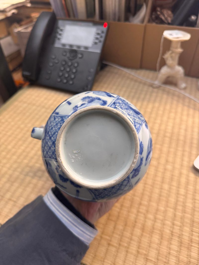 清康熙 青花庭院仕女圖執壺 | Santos Collection | A rare Chinese export blue and white 'puzzle' jug, Qing dynasty, Kangxi period - 图17