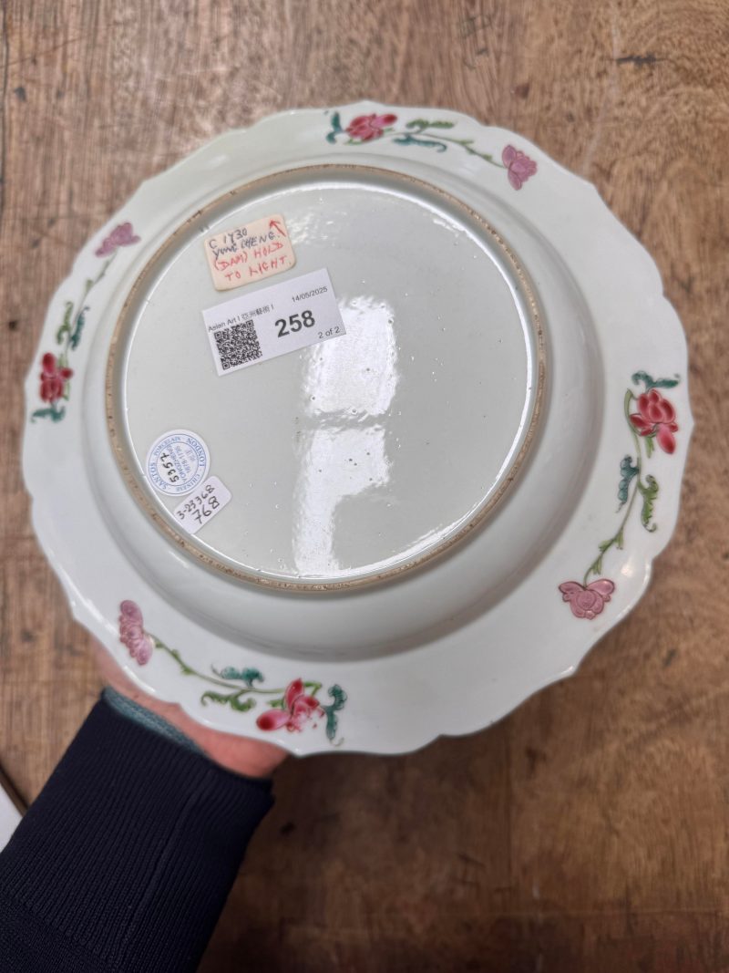 清雍正 約1730年 粉彩開光人物花卉圖花式盤一對 | Santos Collection | A pair of fine Chinese export foliate dishes, Qing dynasty, Yongzheng period, circa 1730 - 图18