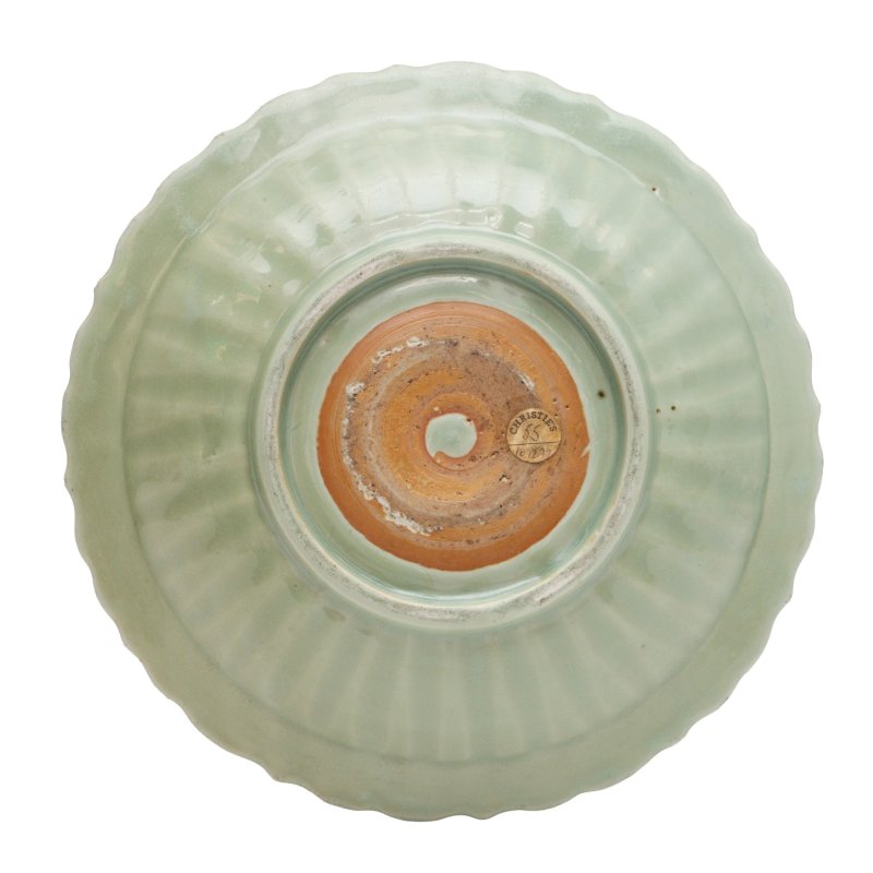 明 龍泉窯青釉葵口盤 | A Chinese Longquan celadon-glazed barbed dish, Ming dynasty - 图2