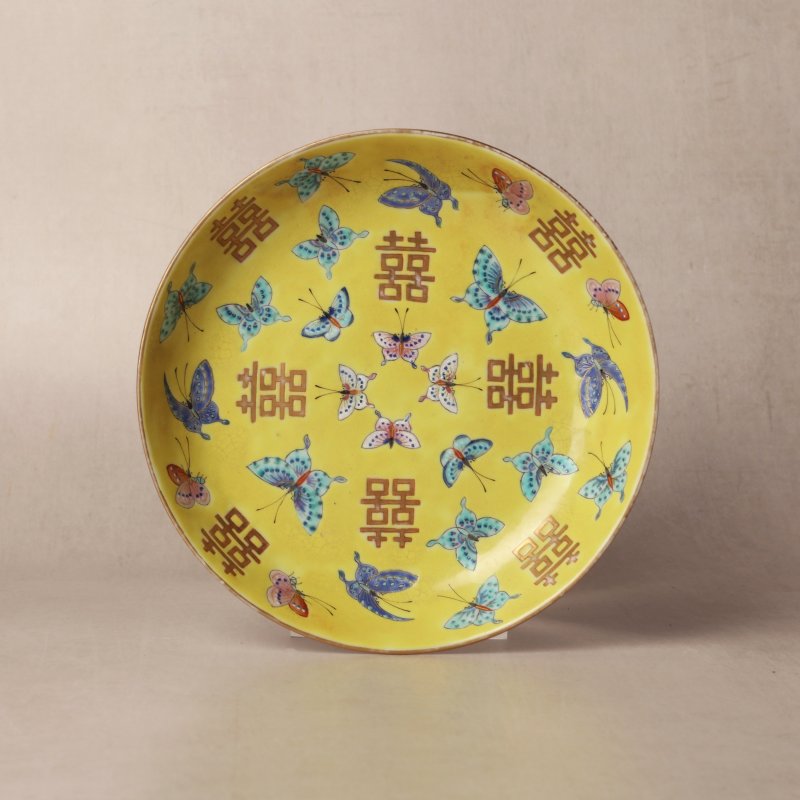 清同治 黃地粉彩囍字盤 《同治年製》款 | Santos Collection | A Chinese famille-rose yellow-ground 'double happiness' dish, Qing dynasty, Tongzhi mark and period - 图1