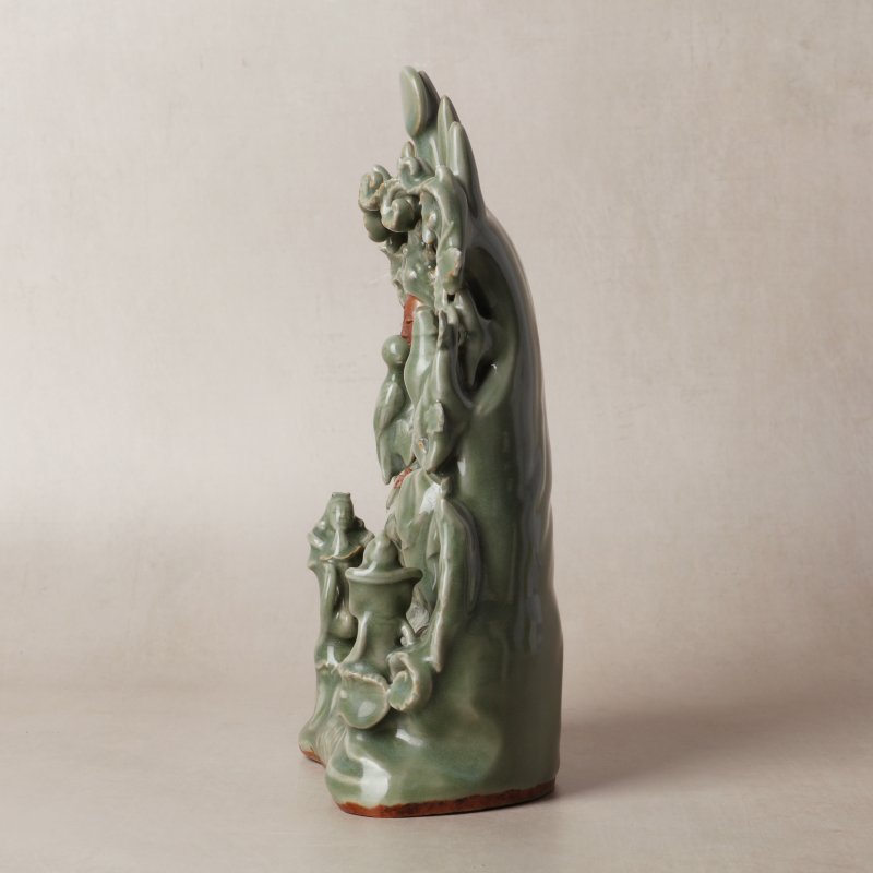 明 青釉素胎觀音菩薩坐像 | A Chinese celadon-glazed biscuit 'Guanyin' figure group, Ming dynasty - 图2