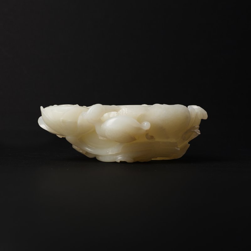 清十九世紀 玉雕雙蓮蓬擺件 | A large Chinese celadon 'lotus pod' jade group, 19th century - 图4