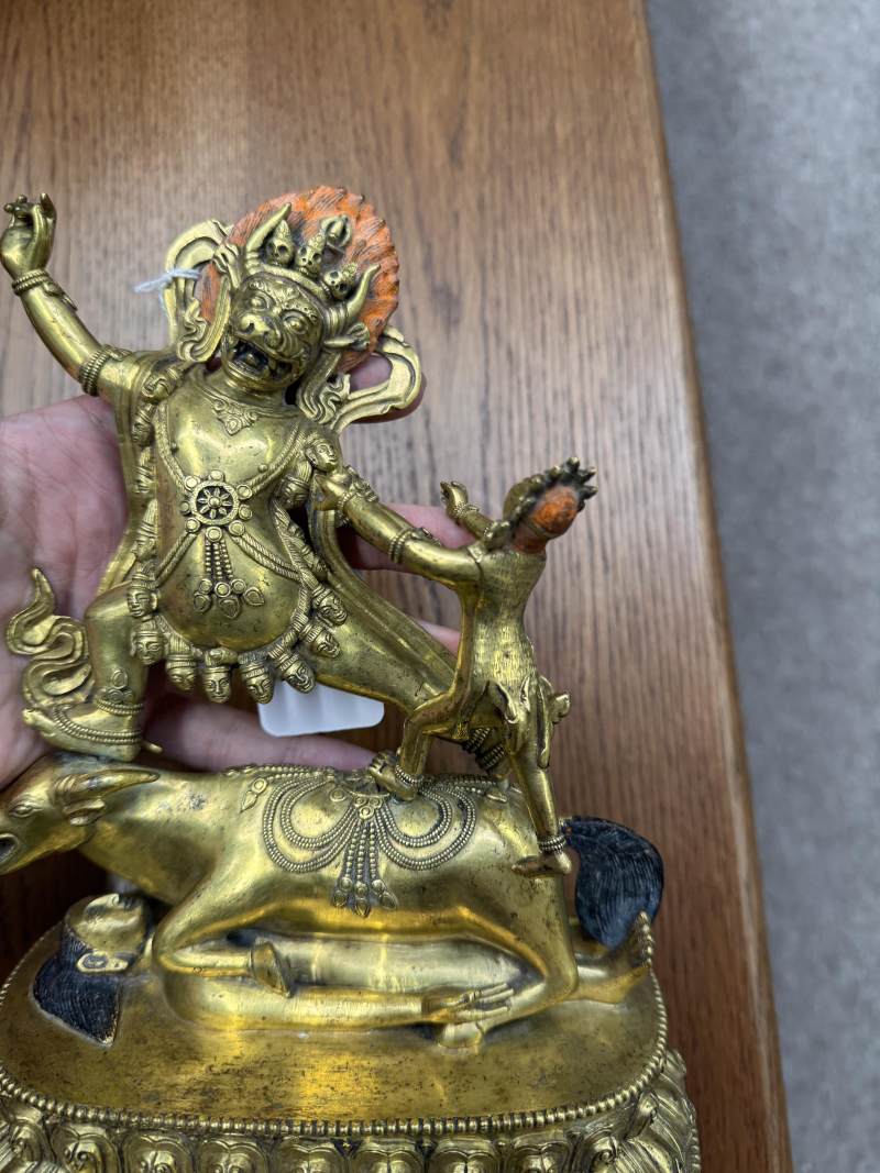 清十八世紀 漢藏銅鍍金閻摩法王立像 | A fine Sino-Tibetan gilt-bronze figure of Yama Dharmaraja and Yami, Qing dynasty, 18th century - 图12