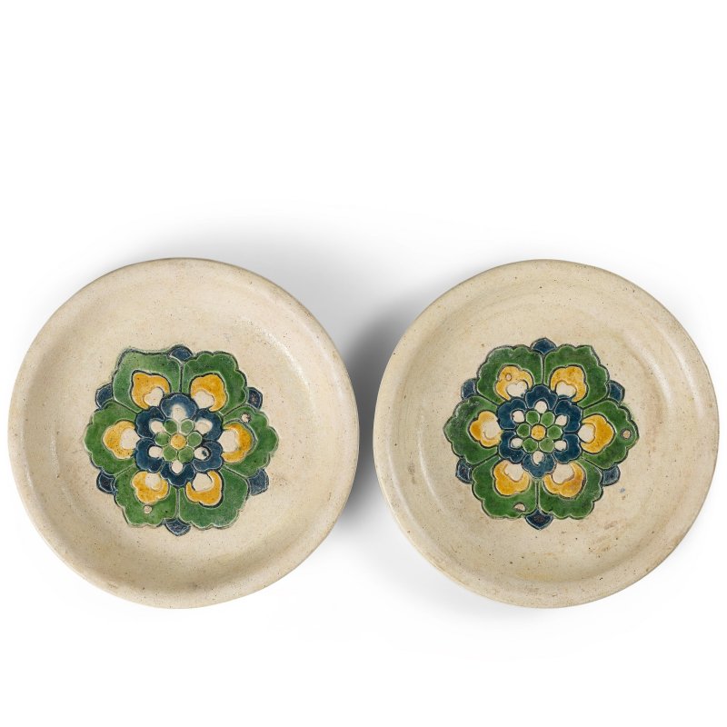 唐 三彩加藍寶相花盤一對 | A PAIR OF BLUE-SPLASHED SANCAI-GLAZED DISHES - 图1