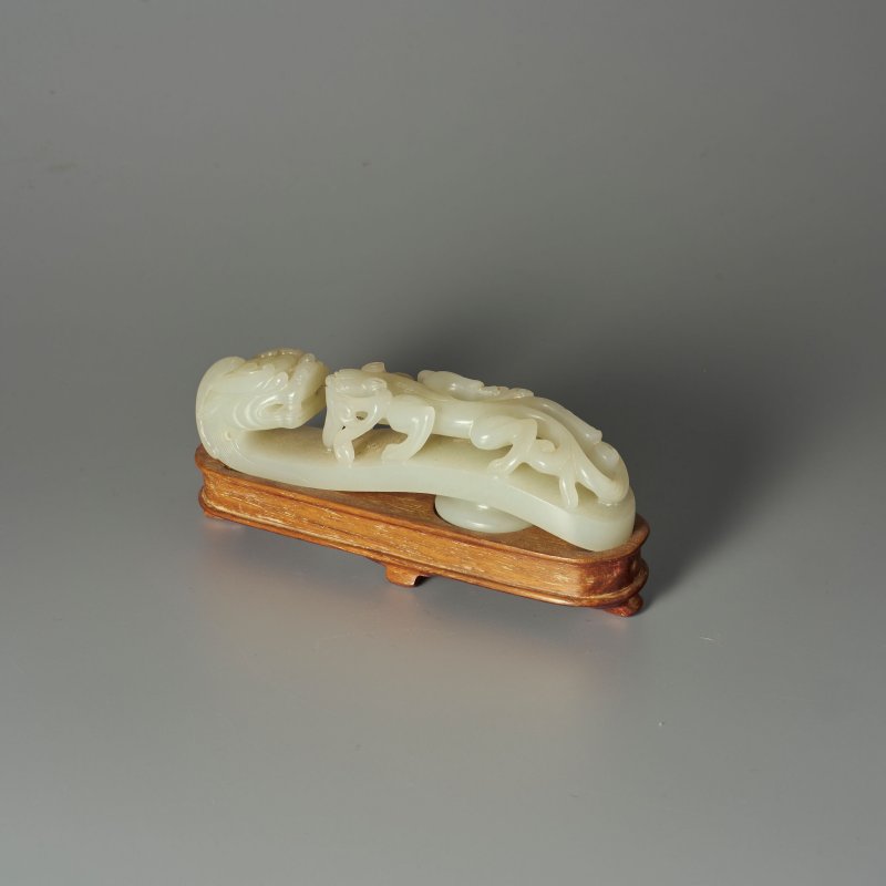 清十九世紀 青白玉龍紋帶鈎 及座 | A PALE GREEN JADE 'CHI DRAGON' BELT BUCKLE