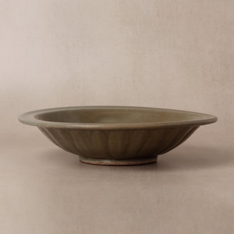 明 龍泉窰青釉貼雙魚折沿盤 | Santos Collection | A Chinese Longquan celadon 'twin fish' moulded dish, Ming dynasty - 图3