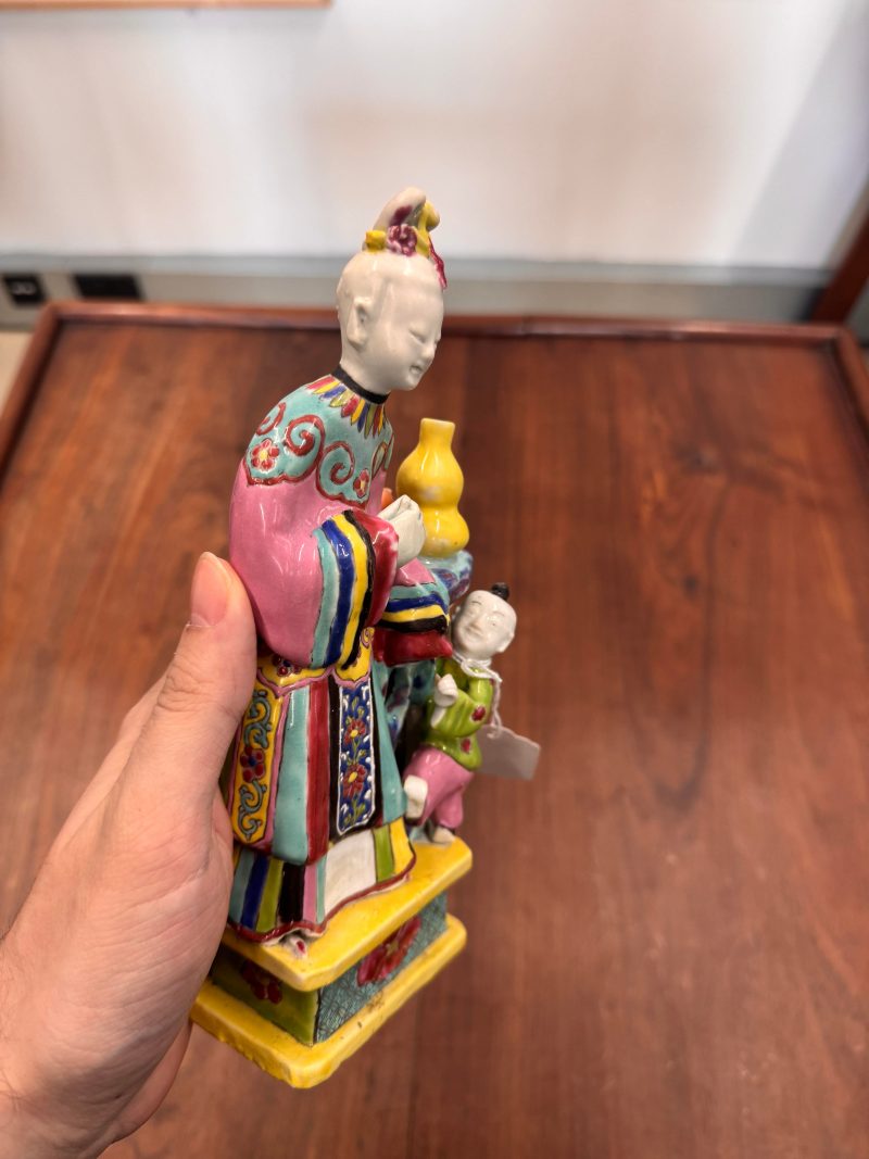 清乾隆 粉彩仕女與童子像 | Santos Collection | A Chinese export famille-rose figure of a lady and boy, Qing dynasty, Qianlong period - 图9