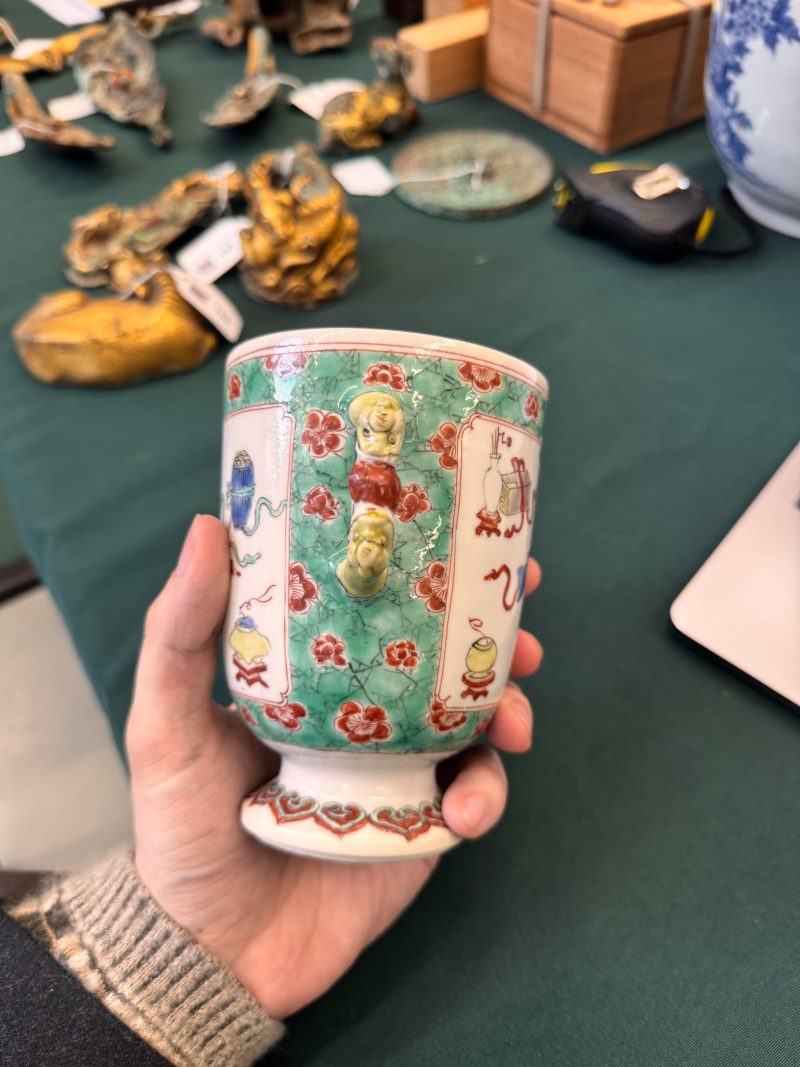 清康熙 五彩博古圖蓋罐 | A Chinese famille-verte twin-handled 'hundred antiques' pot and cover, Qing Dynasty, Kangxi period - 图15