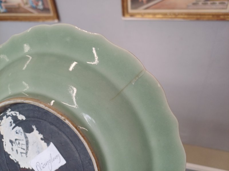 清乾隆 粉青釉模印蓮紋盤 | A Chinese celadon-glazed moulded 'lotus' dish, Qing dynasty, Qianlong period - 图9