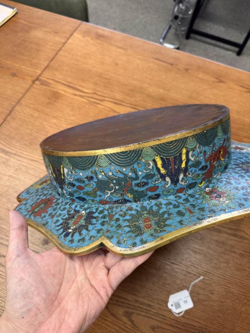 清十七/十八世紀 掐絲琺瑯銅胎鎏金亭台樓閣圖折沿葵口盆 | A fine Chinese cloisonné enamel and gilt-bronze 'pavilion' basin, Qing dynasty, 17th/18th century - 图15