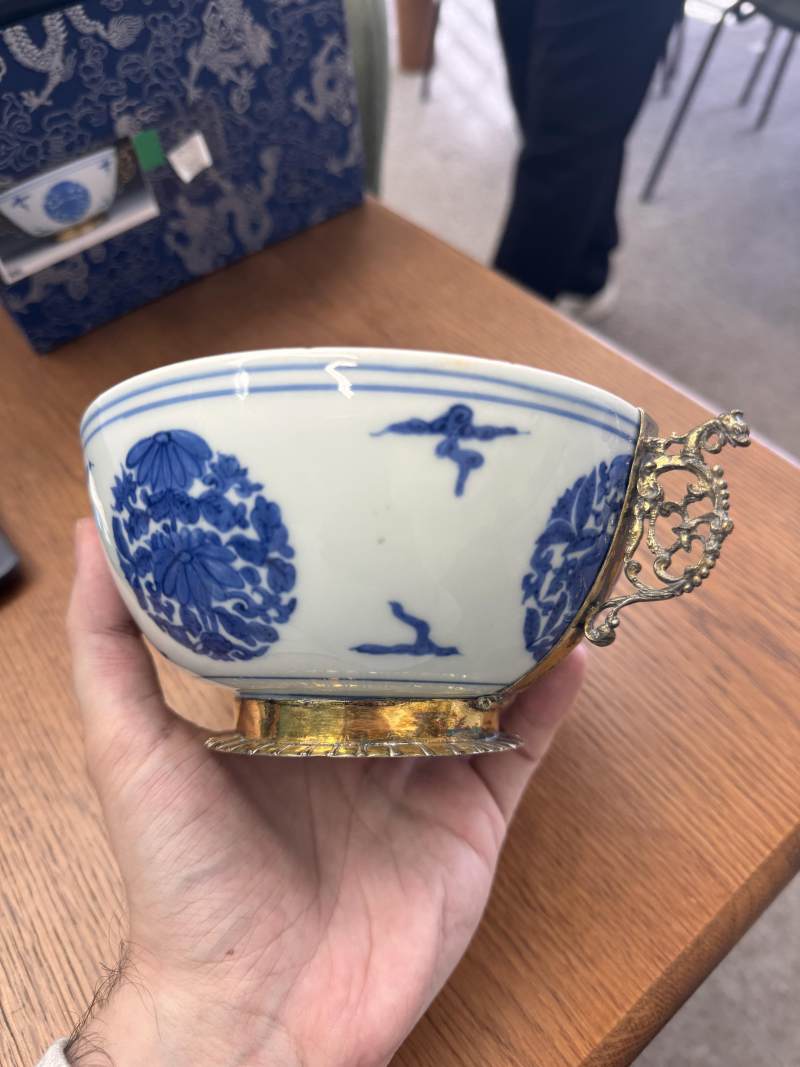 明嘉靖 青花包銀鎏金口沿盌 《長命富貴》款 | Santos Collection | A fine Chinese silver-gilt-mounted blue and white bowl, Ming dynasty, Jiajing period - 图16
