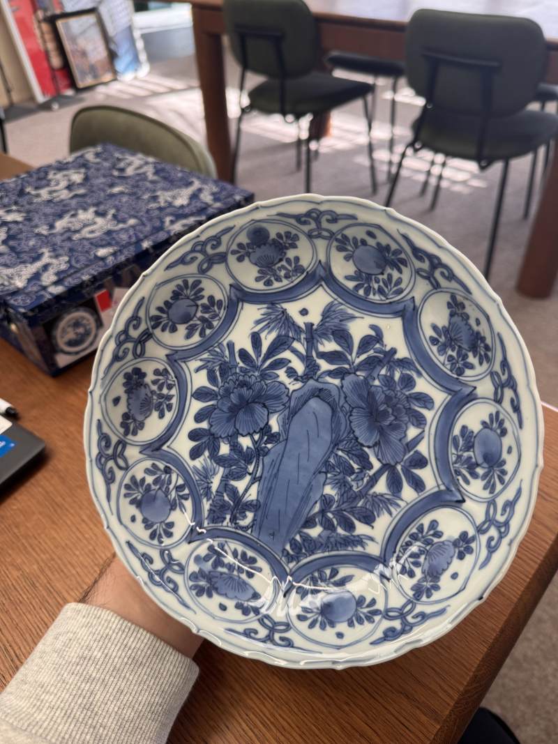明 青花克拉克花卉紋盤 | Santos Collection | A Chinese blue and white 'Kraak' dish, Ming dynasty - 图10