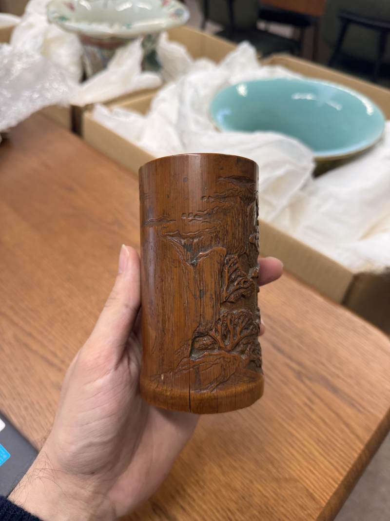 清十九世紀 竹雕山水人物圖筆筒 | A Chinese carved bamboo brushpot, Qing dynasty, 19th century - 图7