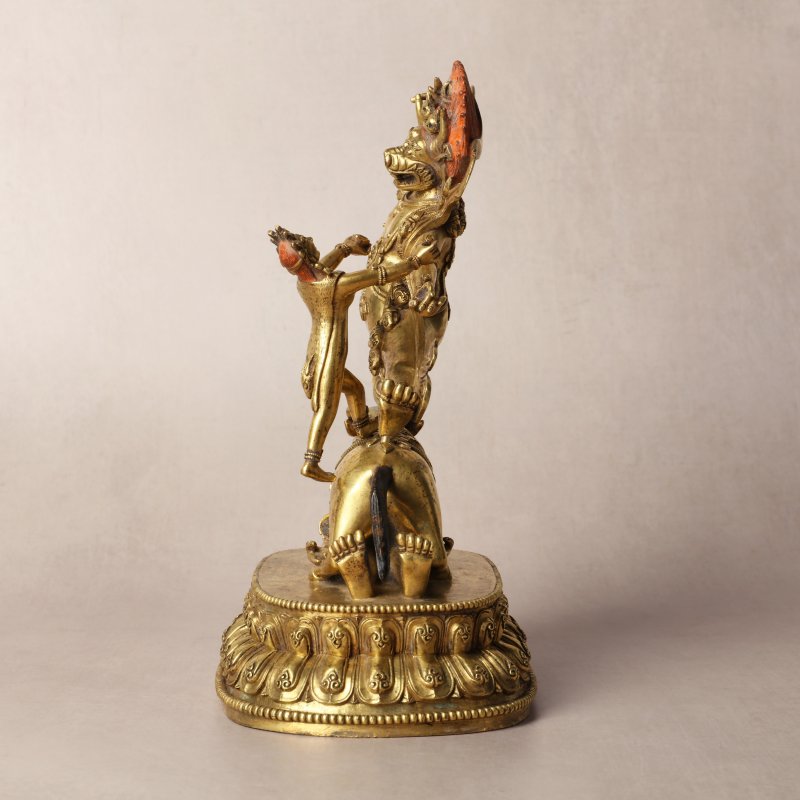 清十八世紀 漢藏銅鍍金閻摩法王立像 | A fine Sino-Tibetan gilt-bronze figure of Yama Dharmaraja and Yami, Qing dynasty, 18th century - 图2