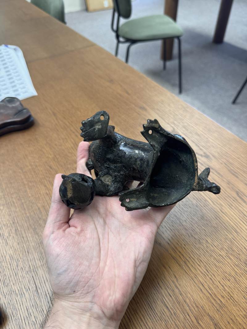 明 銅佛獅坐像 | A Chinese bronze figure of a lion dog, Ming dynasty - 图7