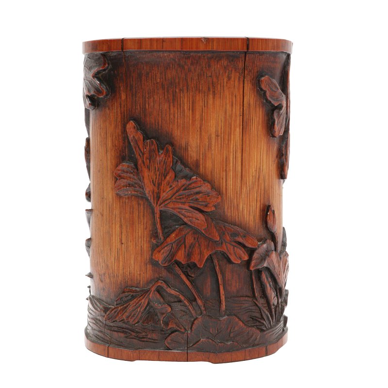 十九/二十世紀 竹雕蓮池圖筆筒 | A Chinese carved bamboo 'lotus pond' brush pot, 19th/20th century - 图3