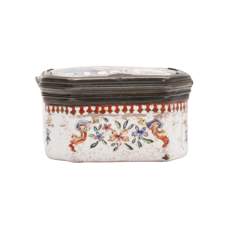 清乾隆 銅胎畫琺瑯西洋人物故事圖鼻煙盒 | A Chinese painted enamel 'European subject' snuff box, Qing dynasty, Qianlong period - 图2