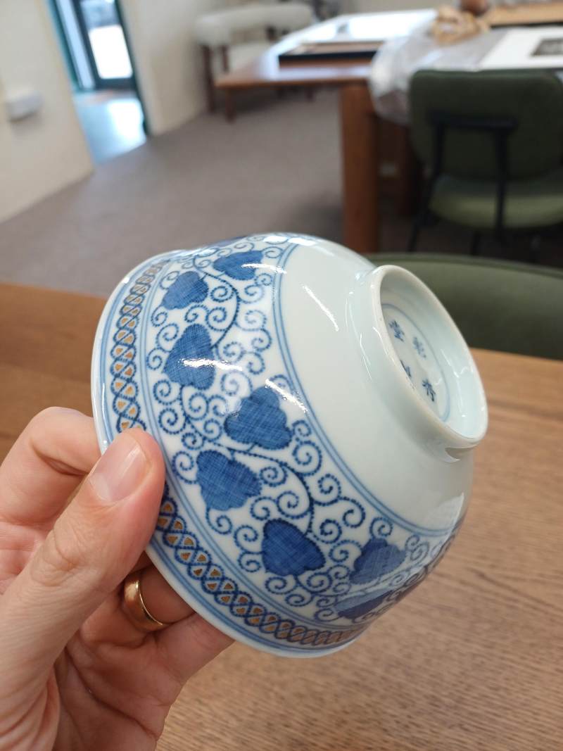 二十世紀 青花描金纏枝花卉紋盌 《彩秀堂製》款 | A Chinese blue and white gilt-decorated bowl, 20th century, Caixiutang mark - 图5