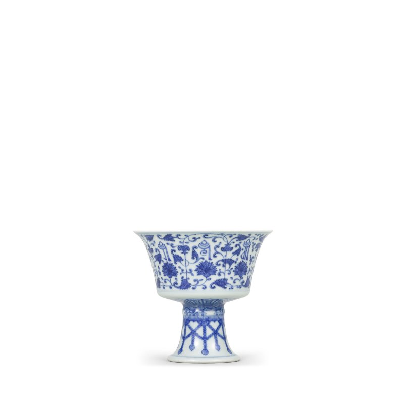 清乾隆 青花纏枝蓮托梵文高足盌 | A BLUE AND WHITE 'LANÇA-CHARACTER' STEM CUP - 图4