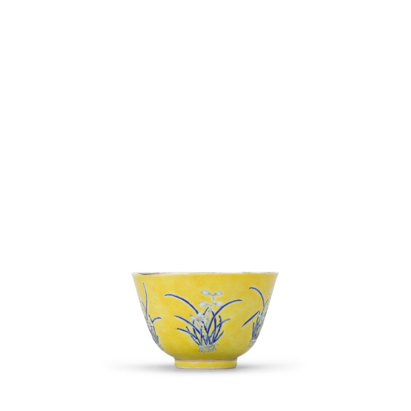 清同治 黃地粉彩水仙紋杯一對 | A PAIR OF YELLOW-GROUND BLUE ENAMELLED 'NARCISSUS' CUPS - 图3