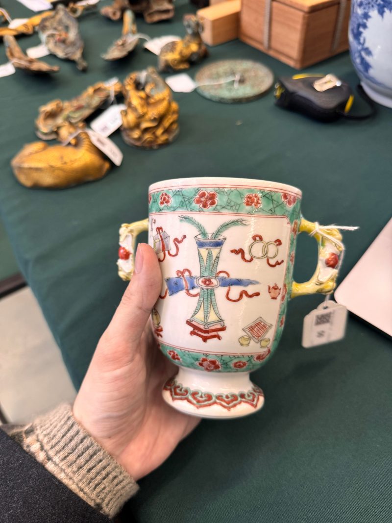 清康熙 五彩博古圖蓋罐 | A Chinese famille-verte twin-handled 'hundred antiques' pot and cover, Qing Dynasty, Kangxi period - 图34