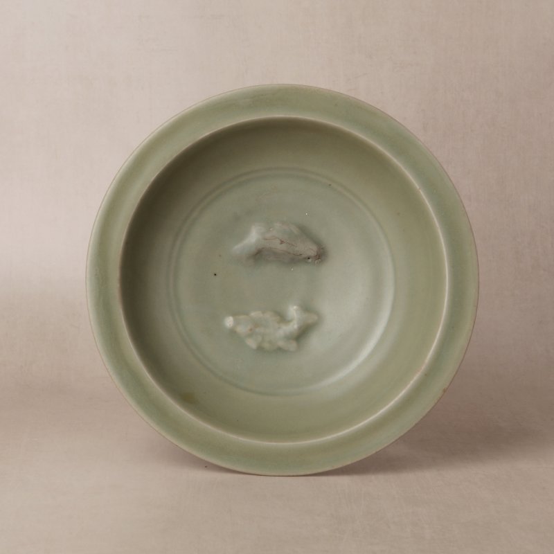 宋 龍泉窰青釉貼雙魚折沿盤 | Santos Collection | A Chinese Longquan celadon 'twin fish' moulded dish, Song dynasty - 图1