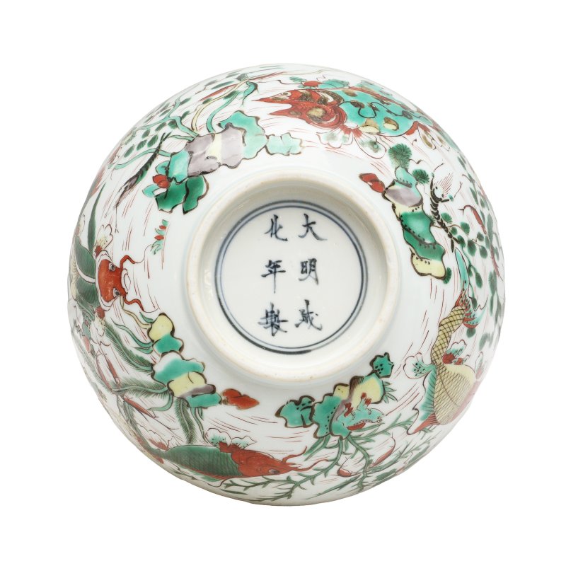 十九/二十世紀 五彩四魚水藻紋盌 《大明成化年製》款 | A Chinese famille-verte 'lotus pond' bowl, 19th/20th century - 图5