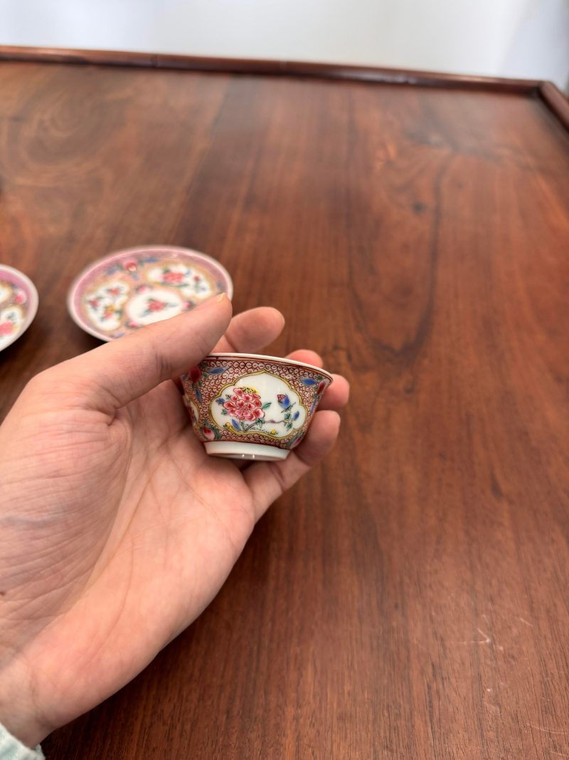 清雍正 外銷花卉紋薄胎盃及小盤兩對 | A pair of Chinese 'eggshell' famille-rose ‘floral’ cups and saucers, Qing dynasty, Yongzheng period - 图25