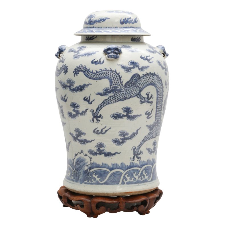 清十九世紀 青花雲龍紋蓋罐 | A Chinese blue and white 'dragon' vase and cover, Qing dynasty, 19th century