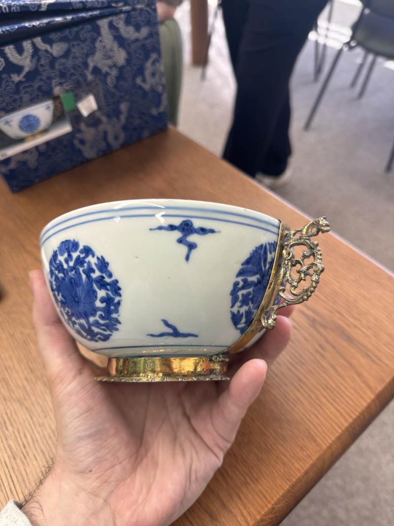 明嘉靖 青花包銀鎏金口沿盌 《長命富貴》款 | Santos Collection | A fine Chinese silver-gilt-mounted blue and white bowl, Ming dynasty, Jiajing period - 图6