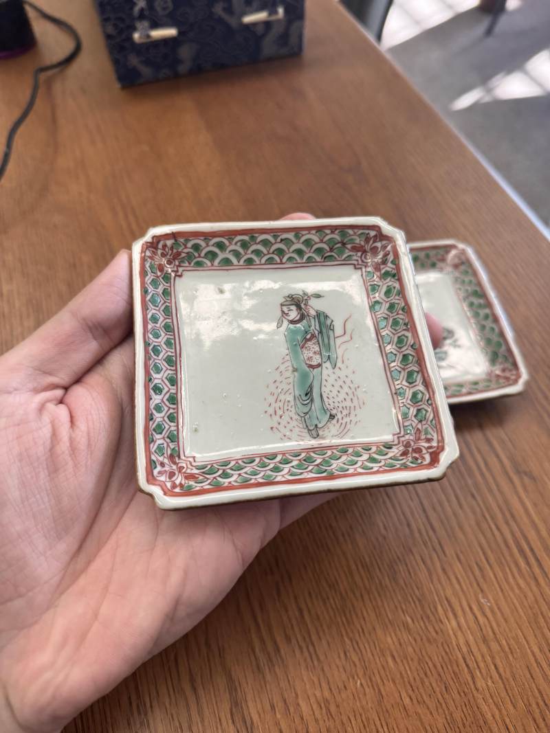 明天啟 古染付五彩高士圖方盤一對 | Santos Collection | A pair of Chinese kosometsuke wucai square dishes, Ming dynasty, Tianqi period - 图3