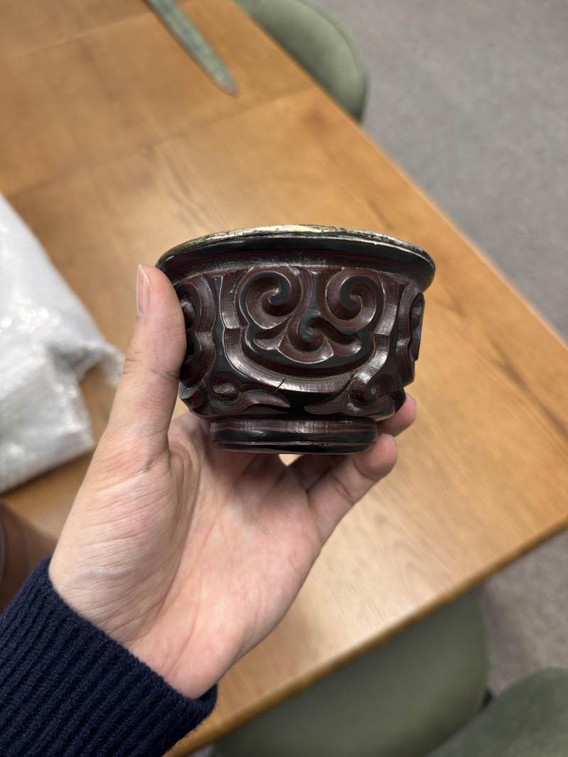 元/明 剔犀花卉紋盃一對 | A rare pair of Chinese 'tixi' lacquer cups, Yuan/Ming dynasty - 图5