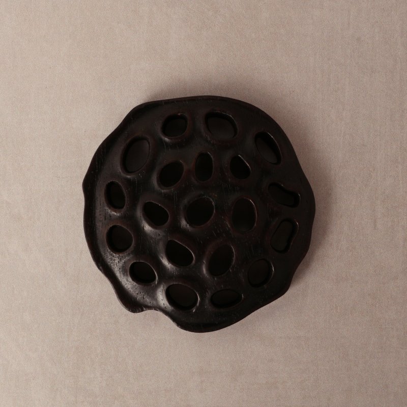 十九/二十世紀 紫檀雕蓮蓬式香爐 及 瑞鹿擺件 一組兩件 | A Chinese zitan carved 'lotus pod' censer and a figure of a deer, 19th/20th century - 图6