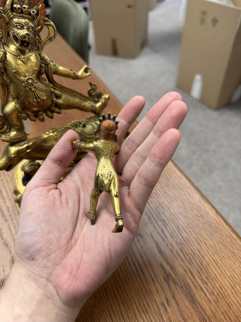清十八世紀 漢藏銅鍍金閻摩法王立像 | A fine Sino-Tibetan gilt-bronze figure of Yama Dharmaraja and Yami, Qing dynasty, 18th century - 图22
