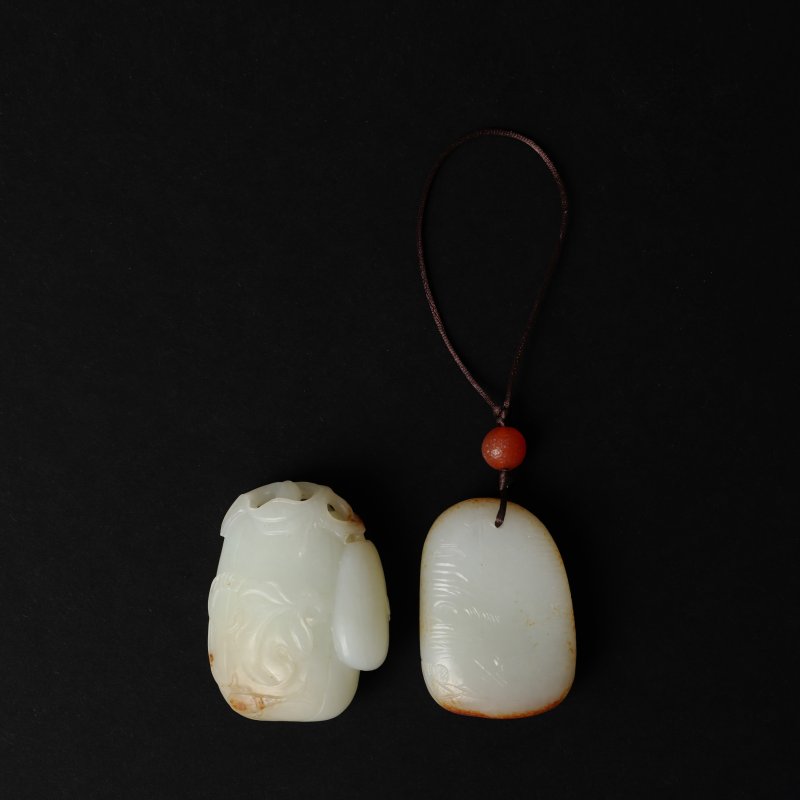 清十八/十九世紀 玉佩一組兩件 | Two Chinese celadon jade pendants, 18th/19th century - 图2