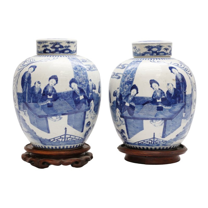 清十九世紀 青花人物故事圖蓋罐一對 《康熙年製》款 | A pair of large Chinese blue and white 'figural' jars and covers, Qing dynasty, 19th century