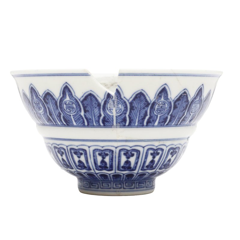 清乾隆 青花蓮瓣紋折腰盌《大清乾隆年製》款 | A Chinese blue and white ogee bowl, Qing dynasty, Qianlong mark and of the period - 图3