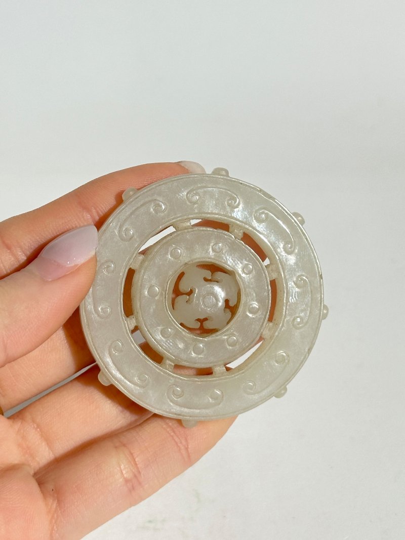清十八世紀 白玉⌈法輪⌋墜 及座 | A WHITE JADE 'DHARMACHAKRA' PENDANT - 图3