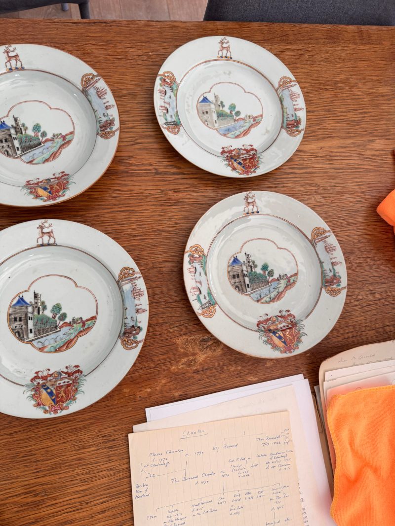清乾隆 約1745年 粉彩紋章圖盤一組四件 | Four fine and rare Chinese export armorial soup bowls, Qing Dynasty, Qianlong Period, circa 1745 - 图6