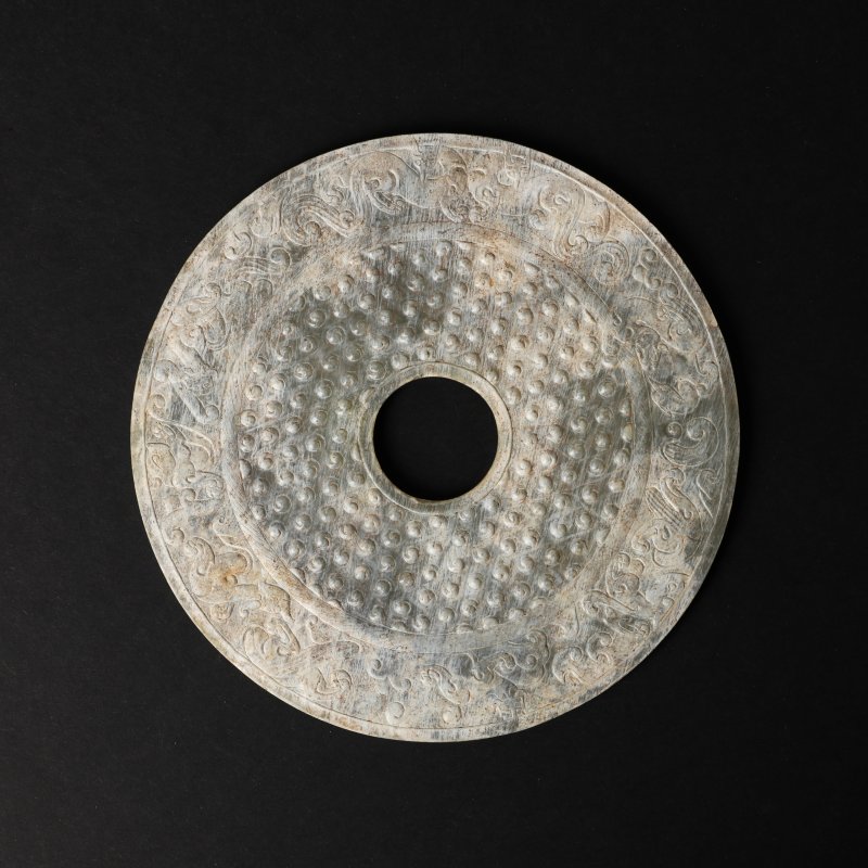 十九/二十世紀 仿古玉璧 | A Chinese archaistic carved jade disc, bi, 19th/20th century