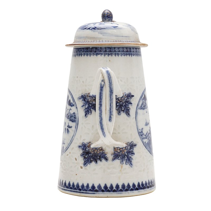 清十八世紀 青花玲瓏瓷帶蓋壺 | A Chinese blue and white 'rice pattern' chocolate pot and cover, Qing dynasty, 18th century - 图2
