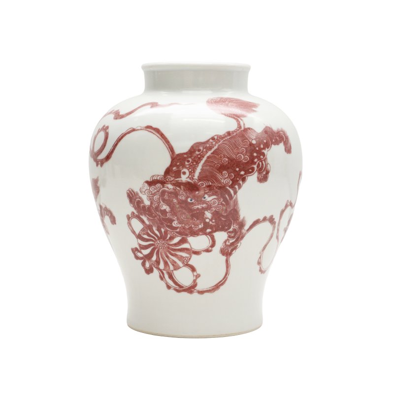 十九/二十世紀 釉裏紅瑞獸紋瓶 | A Chinese copper-red 'mythical beast' vase, 19th/20th century
