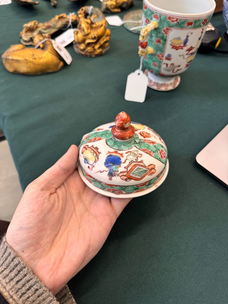清康熙 五彩博古圖蓋罐 | A Chinese famille-verte twin-handled 'hundred antiques' pot and cover, Qing Dynasty, Kangxi period - 图24