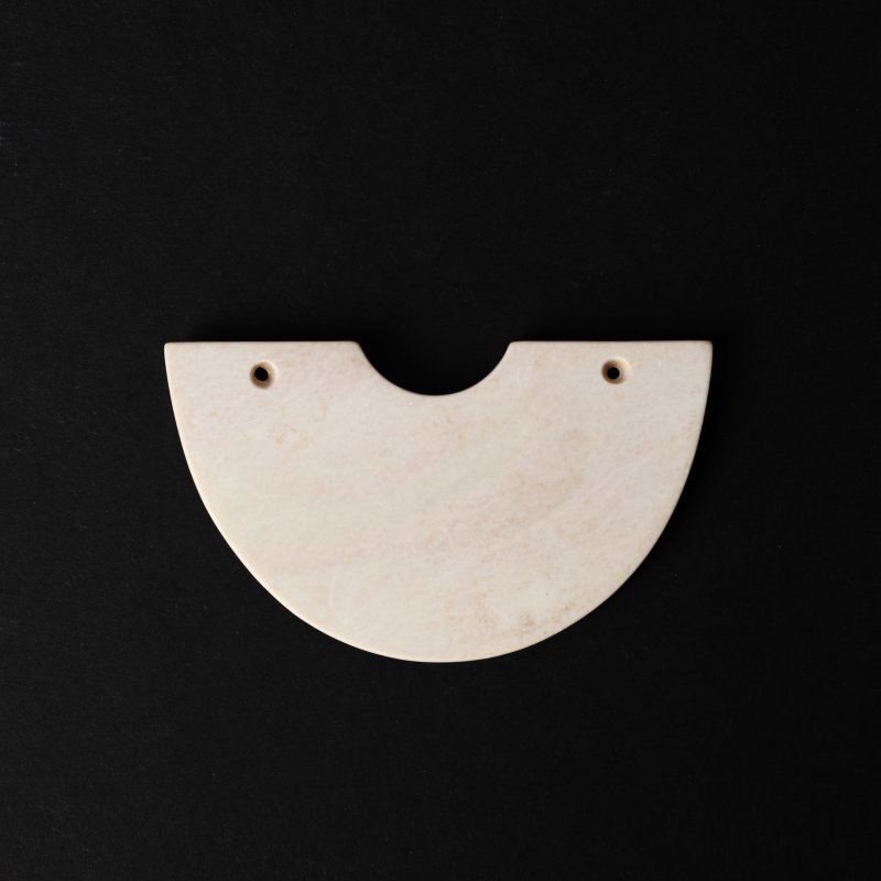 二十世紀 仿古雞骨白玉佩 | A Chinese archaistic 'chicken bone' jade pendant, 20th century - 图2