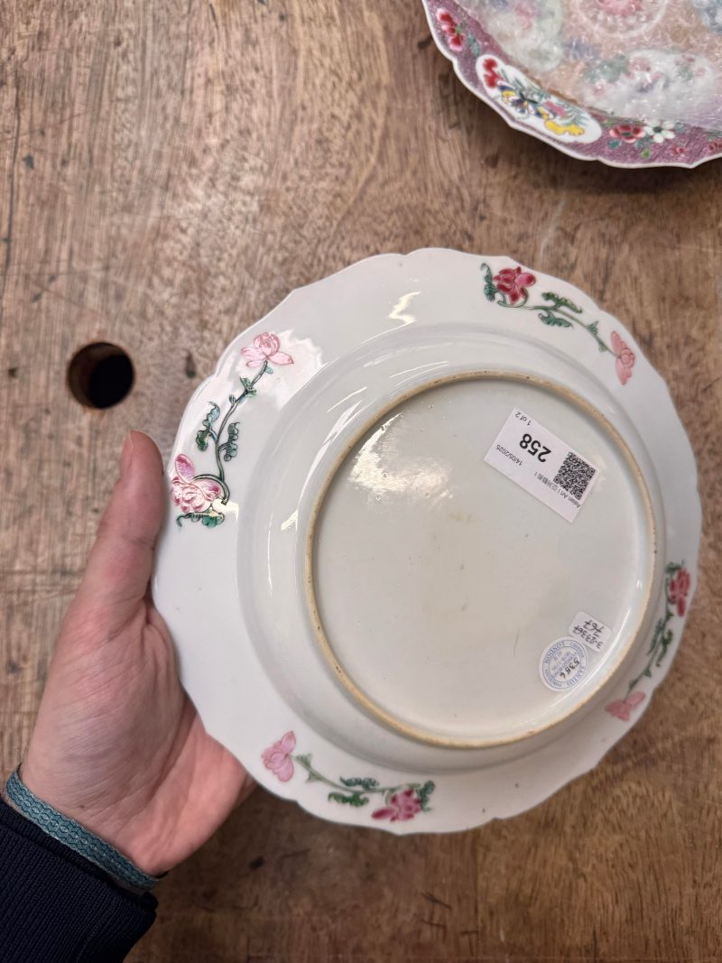 清雍正 約1730年 粉彩開光人物花卉圖花式盤一對 | Santos Collection | A pair of fine Chinese export foliate dishes, Qing dynasty, Yongzheng period, circa 1730 - 图26